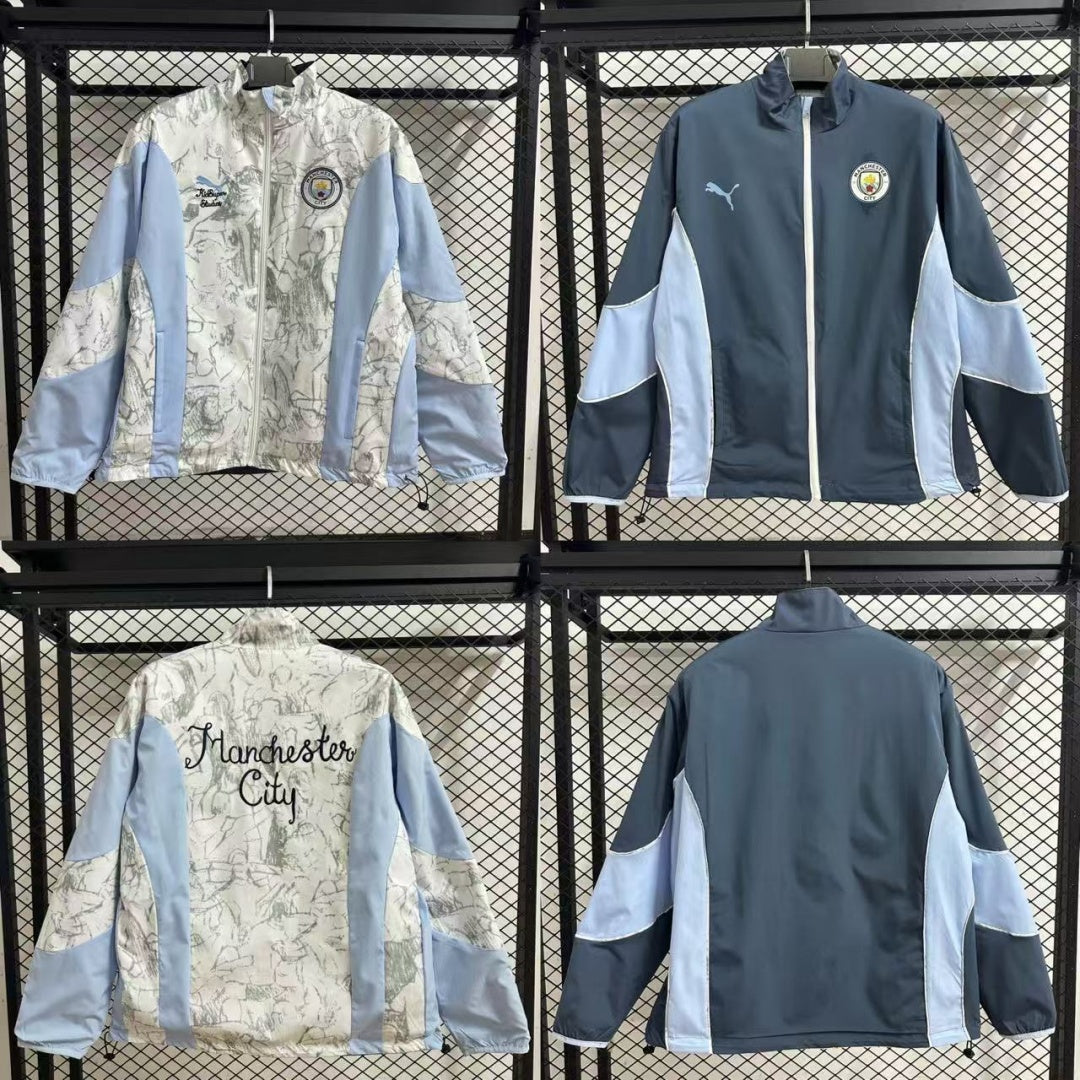 Veste coupe-vent réversible Manchester City Le 12 -ème Maillot, design bleu et blanc avec logo de l'équipe visible.