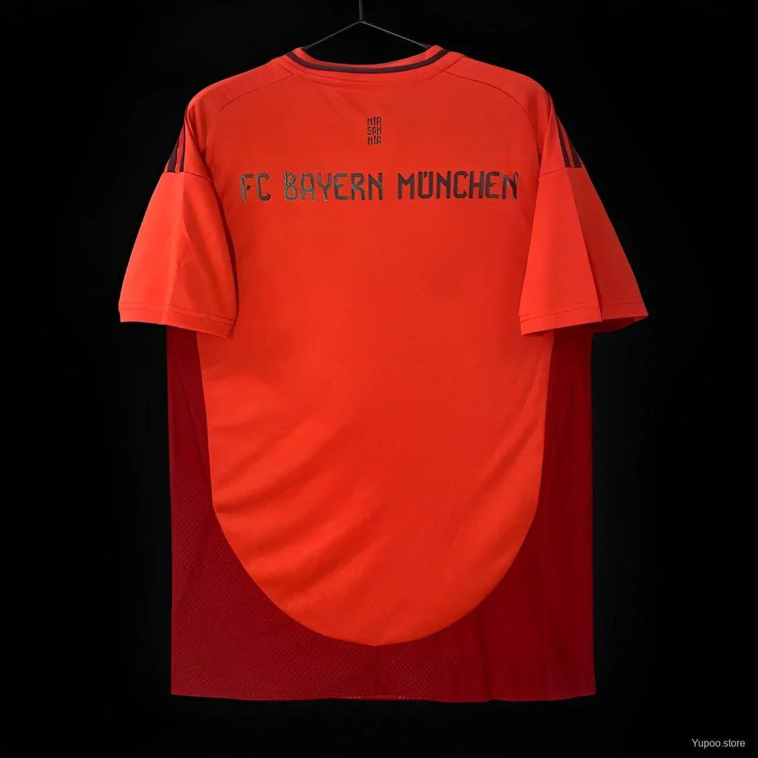 Maillot domicile Bayern Munich 2024/25 Le 12 -ème Maillot, maillot de football avec le logo du club et design officiel.