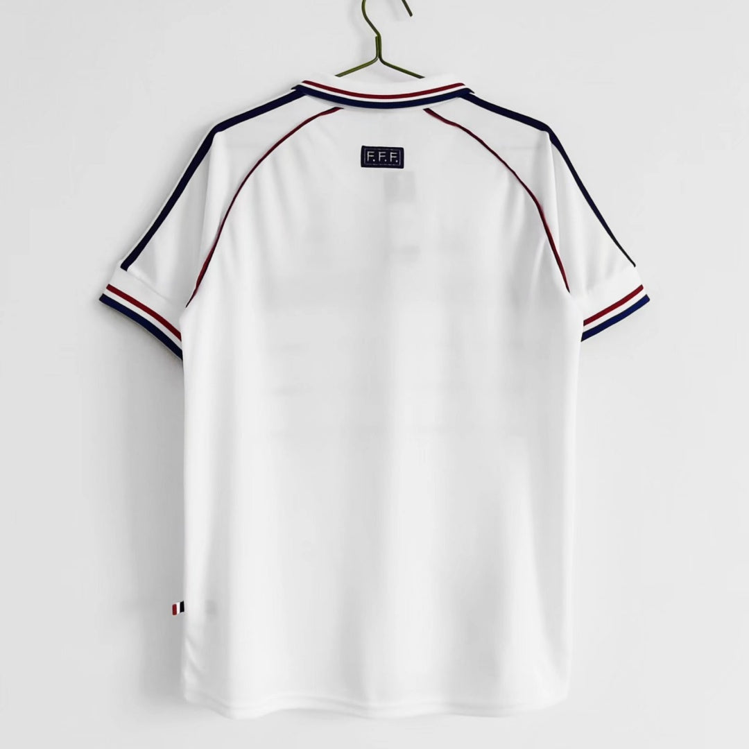 Maillot rétro de l'équipe de France 1998, conçu par Le 12 -ème Maillot, avec design authentique et logo officiel, porté par des fans.
