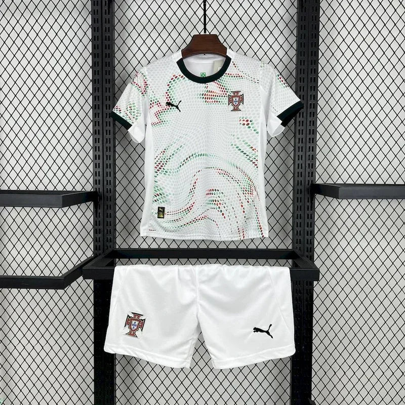Kit enfant Portugal extérieur 2025/2026, maillot et accessoires de sport de la marque Le 12 -ème Maillot, visible avec détails colorés.