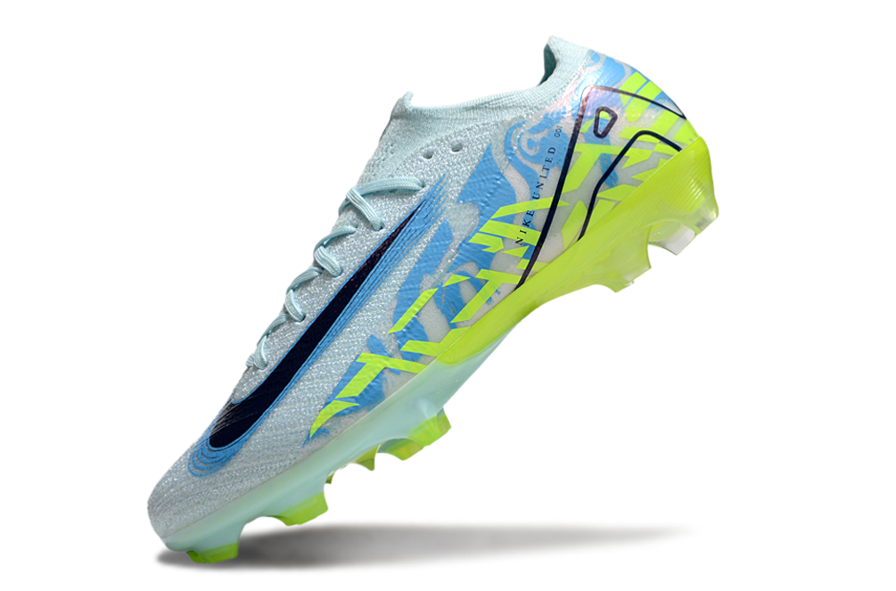 Crampons Mercurial Vapor XV Elite de Le 12 -ème Maillot, vue en gros plan, avec semelles en acier et crampons en métal.