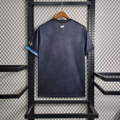 Maillot 23-24 La Pulga Argentine noire, édition spéciale, par Le 12 -ème Maillot, vue frontale avec logo et détails du maillot.