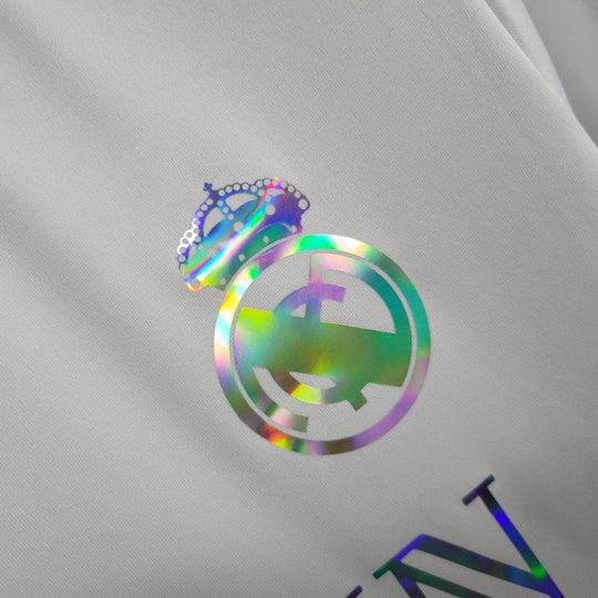 Maillot Real Madrid foot Balmain blanc 2023 2024, logo du club, design blanc avec détails noirs, porté sur mannequin.