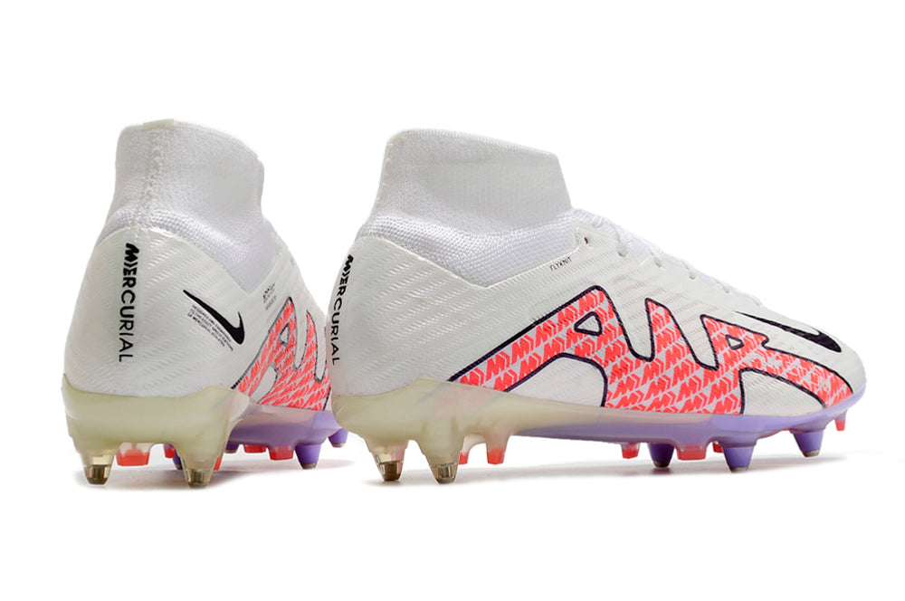 Crampons Mercurial Superfly IX Elite pour football, avec semelles en acier et crampons en caoutchouc, visibles sur l'image.