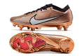 Crampons Mercurial Vapor XV Elite de Le 12 -ème Maillot, vue des détails avec semelles et pointes en acier pour football.