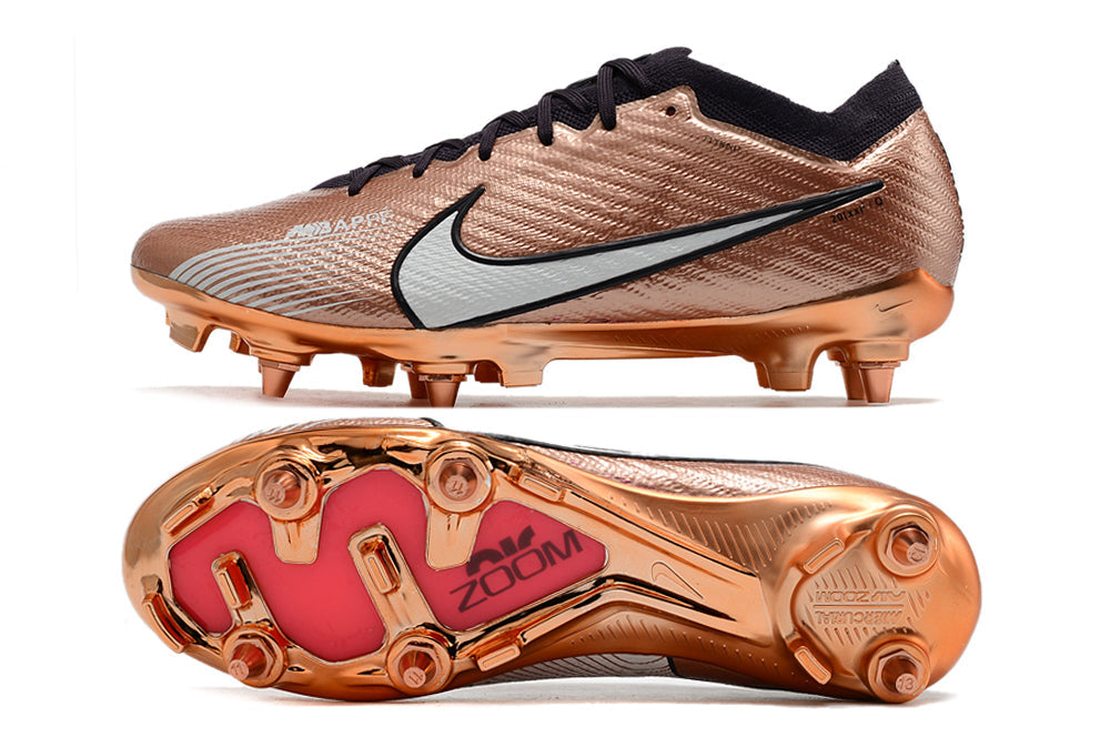 Crampons Mercurial Vapor XV Elite de Le 12 -ème Maillot, vue des détails avec semelles et pointes en acier pour football.