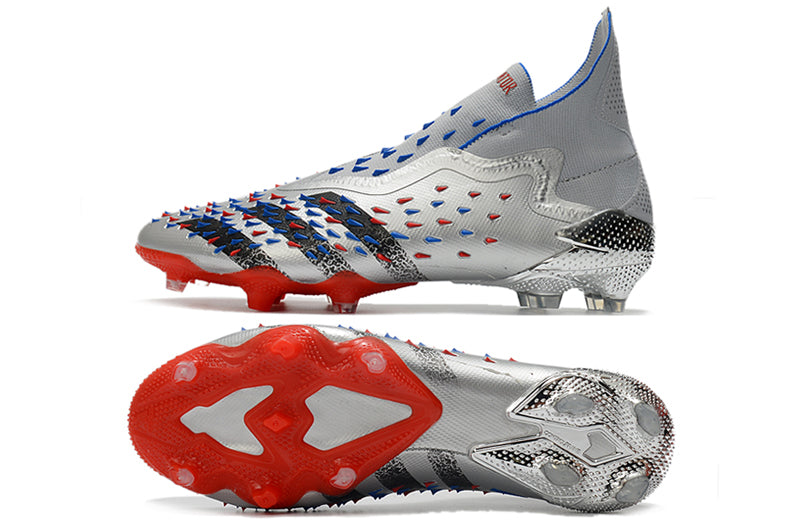 Crampons Le 12 -ème Maillot Predator Freak pour sports de montagne, vue en gros plan avec pointes en acier robustes