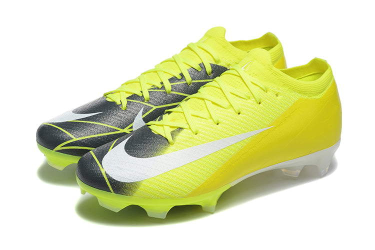 Crampons Mercurial Vapor XV Elite de Le 12 -ème Maillot, vue en 3D, montrant la semelle et le design technique du produit.