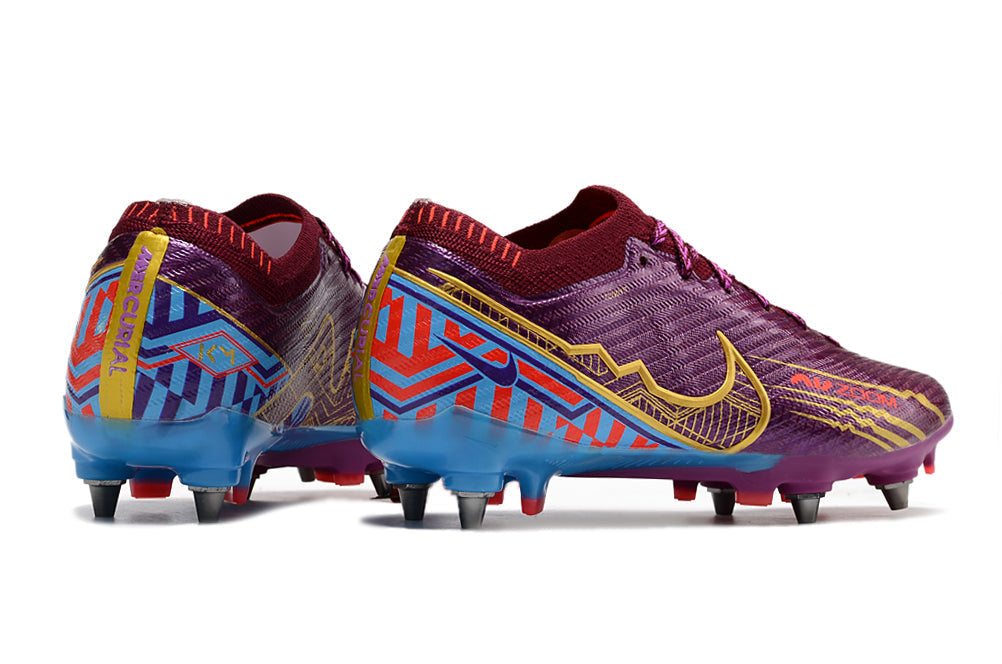 Crampons Mercurial Vapor XV Elite de Le 12 -ème Maillot, vue en 3D, montrant la semelle et les crampons pour football.