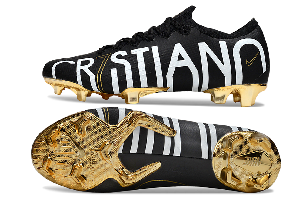 Crampons Mercurial Vapor XII Elite de Le 12 -ème Maillot, vue en gros plan avec pointes en métal pour football.