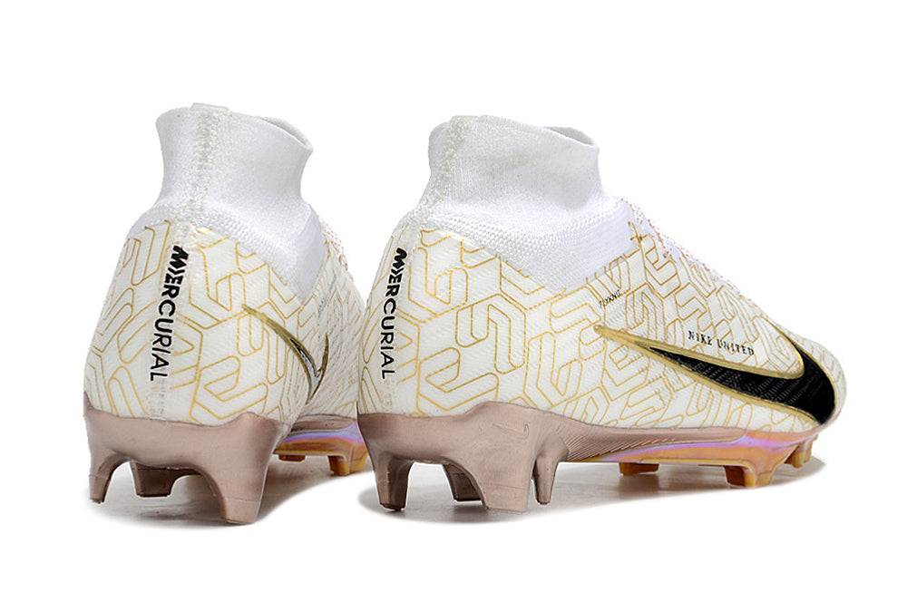 Crampons Mercurial Superfly IX Elite de Le 12 -ème Maillot, vue des semelles et pointes pour football.