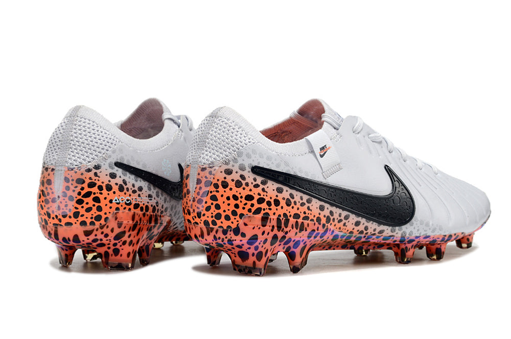 Crampons Le 12 -ème Maillot Tiempo Legend X Elite pour football, vue des crampons avec pointes en acier sur la semelle.