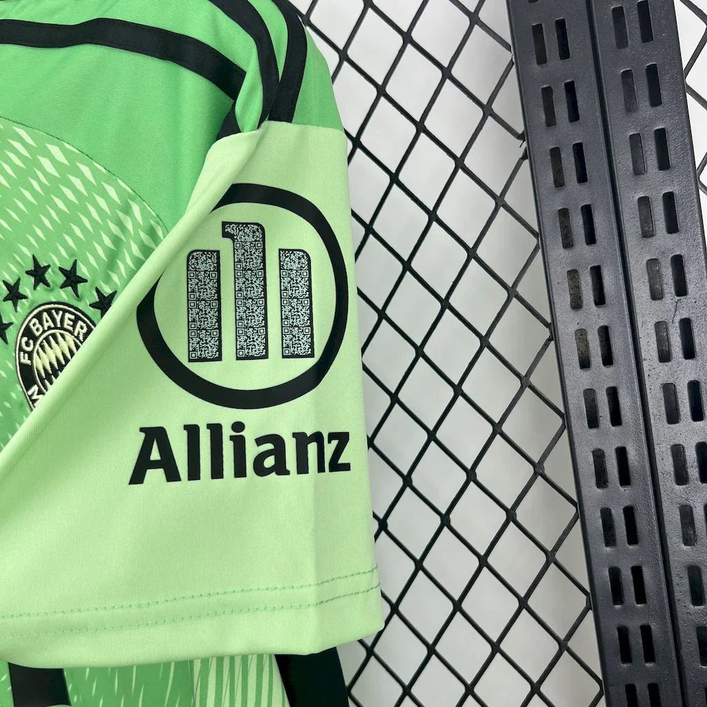 Maillot de gardien Bayern Munich 2025-26, marque Le 12 -ème Maillot, vue de face avec logo et détails du maillot.