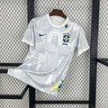 Maillot de football Brésil concept 2025 de la marque Le 12, vue de face avec logo et détails colorés.