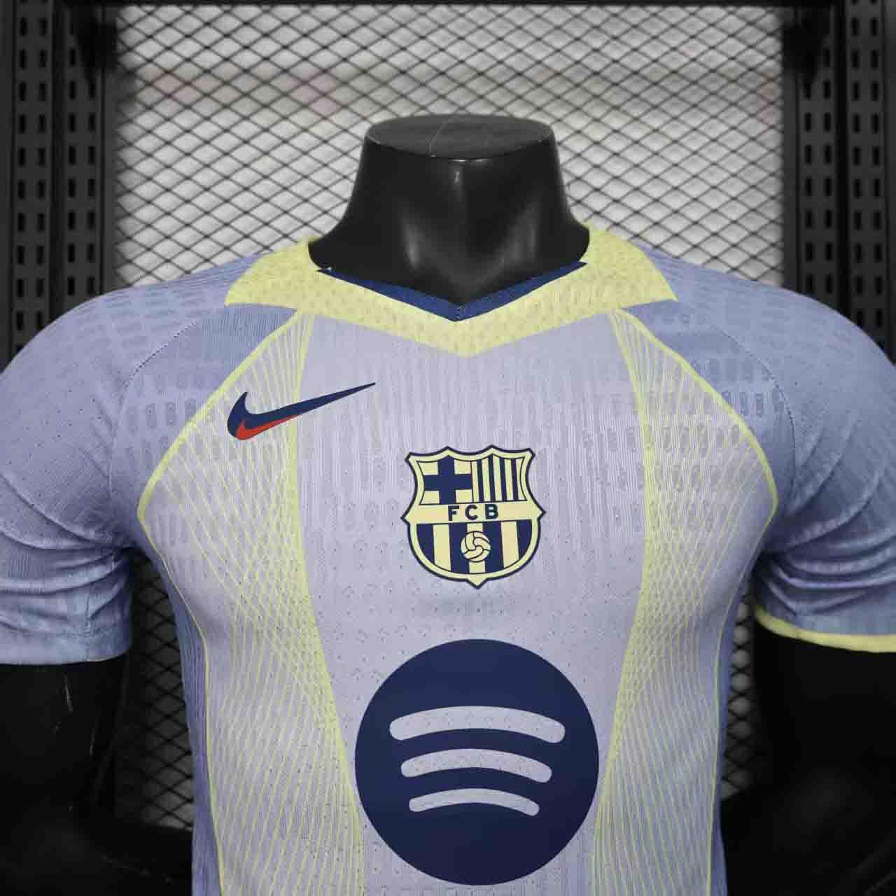 Maillot FC Barcelone 2025/26 Le 12 -ème, maillot de football bleu avec le logo du club et détails en jaune.
