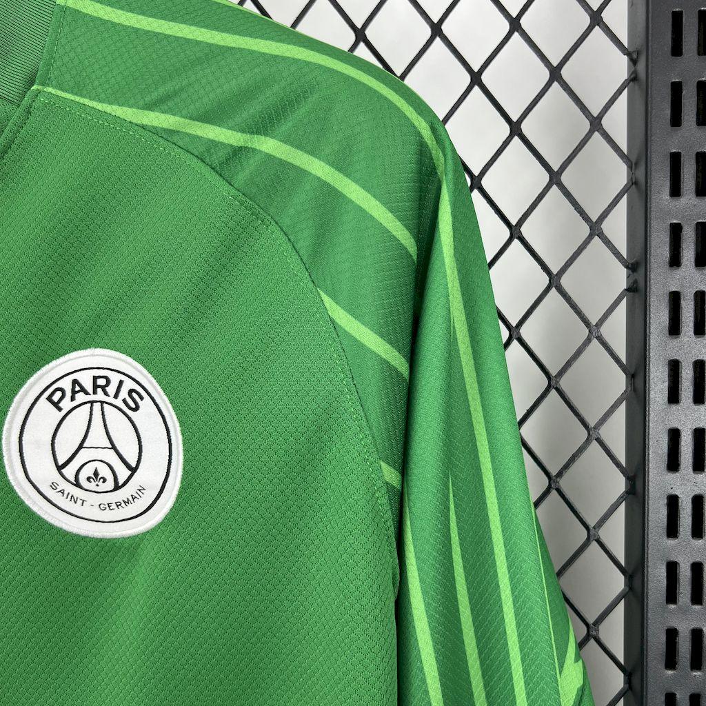 Maillot manches longues PSG Le 12-ème Maillot, maillot de football bleu avec logo du Paris Saint-Germain visible.