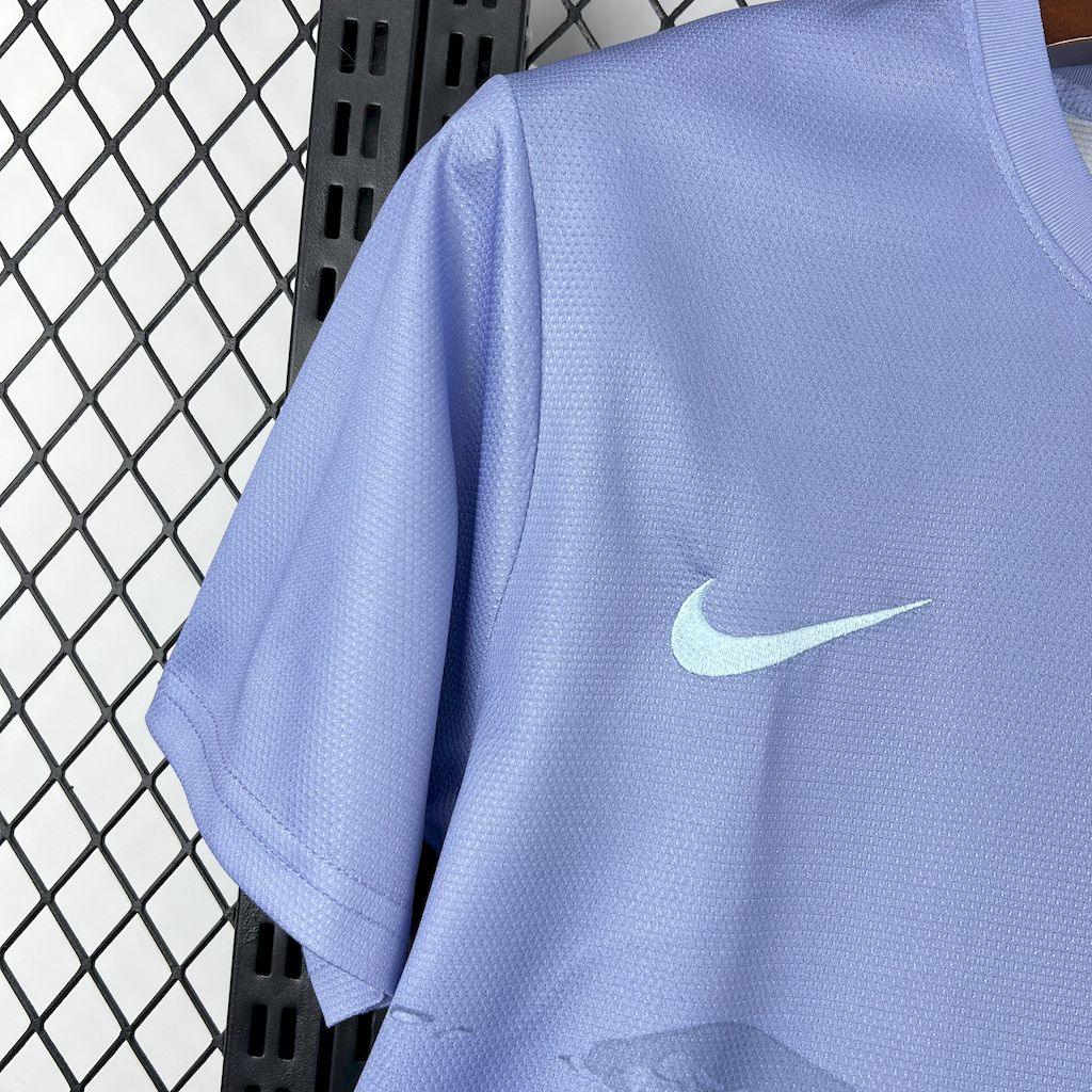 Maillot de football Brésil 2025-26, équipement officiel Le 12 -ème Maillot, vue de face avec logo et motifs brésiliens.