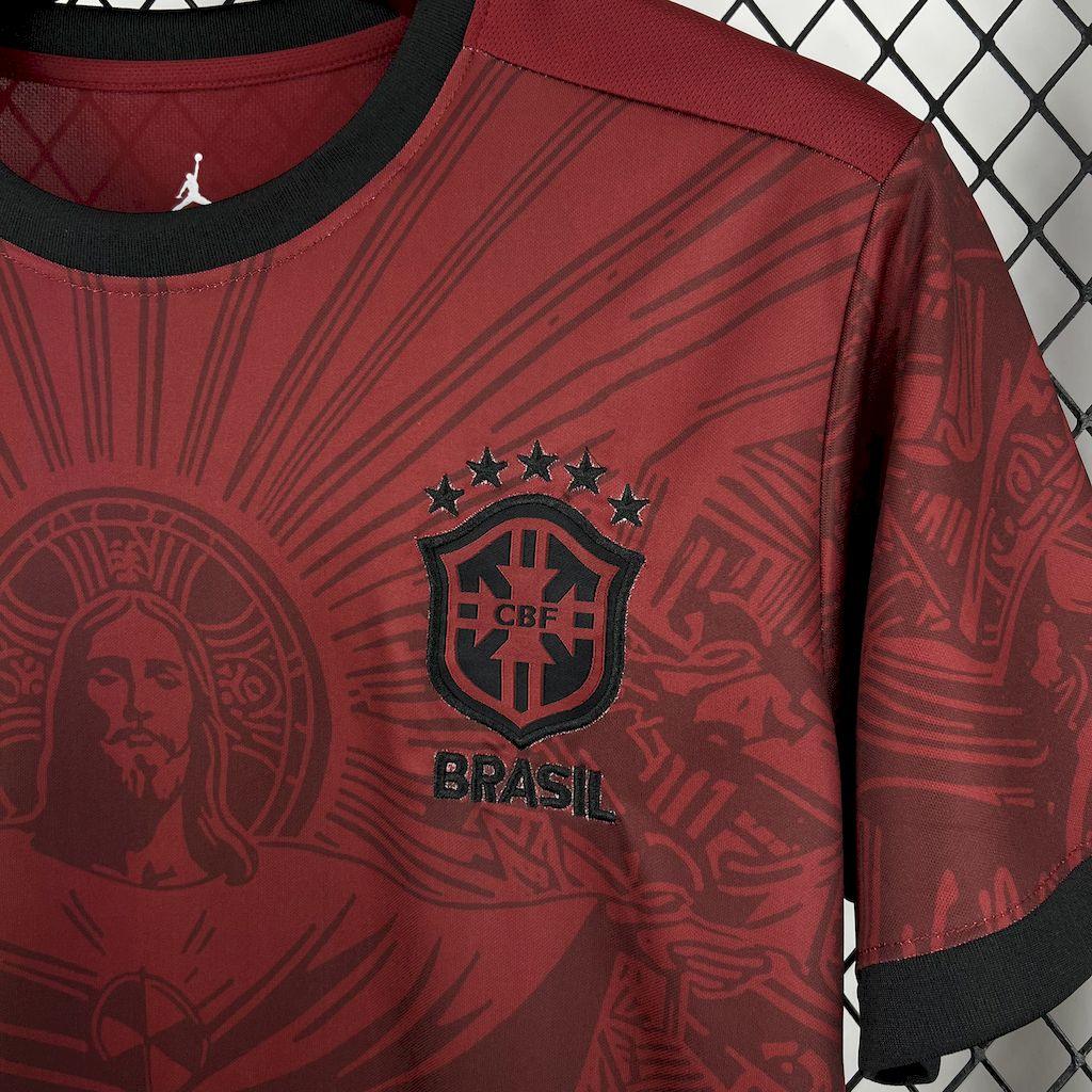 Maillot de football Brésil 2025-26 de la marque Le 12, design moderne avec couleurs vives et logo officiel visible.