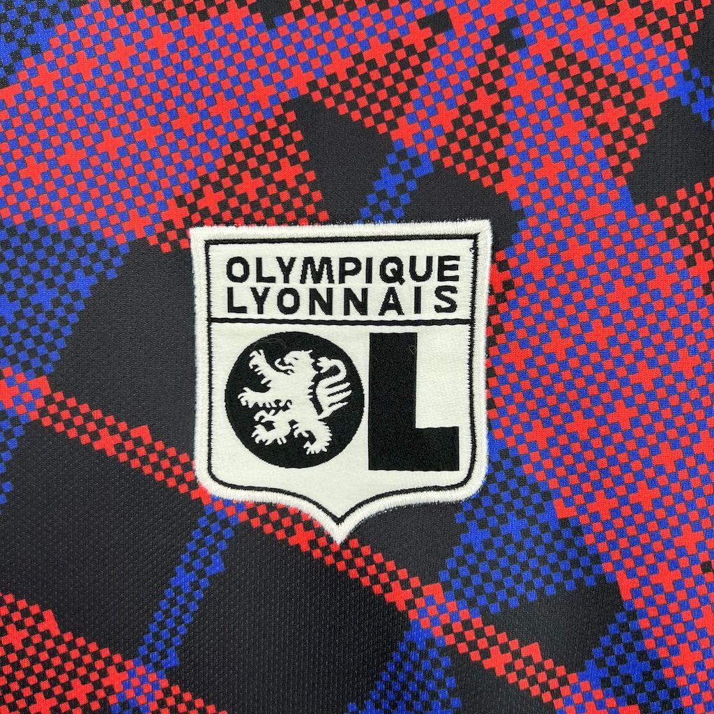 Maillot d'entraînement Lyon 2025-26 de la marque Le 12 -ème Maillot, en tissu rouge avec logo et détails sportifs visibles.