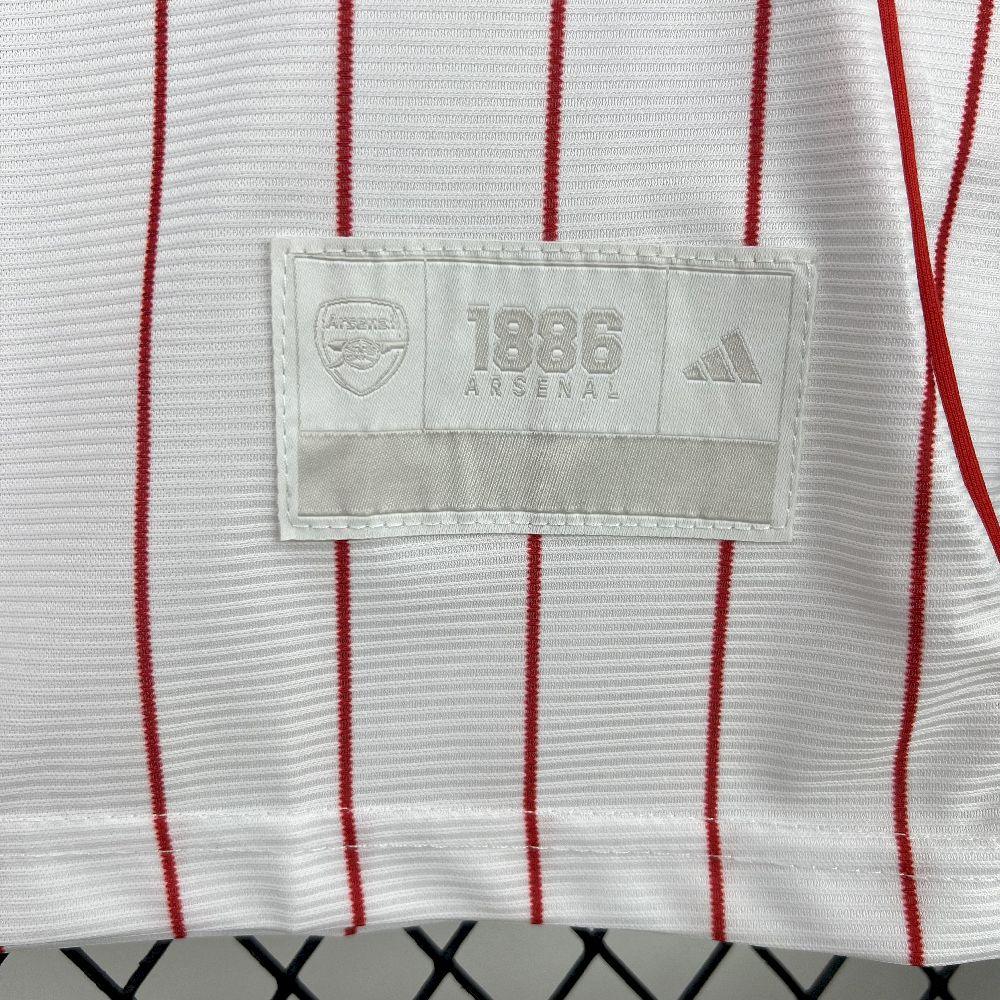 Maillot Arsenal concept 2025-26 de Le 12 -ème Maillot, maillot de football avec logo et design innovant, vue frontale.