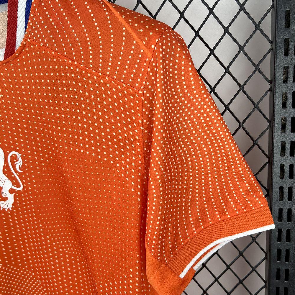 Maillot Pays-Bas 2025-26 Le 12 -ème Maillot, maillot de football orange avec logo et détails bleus.