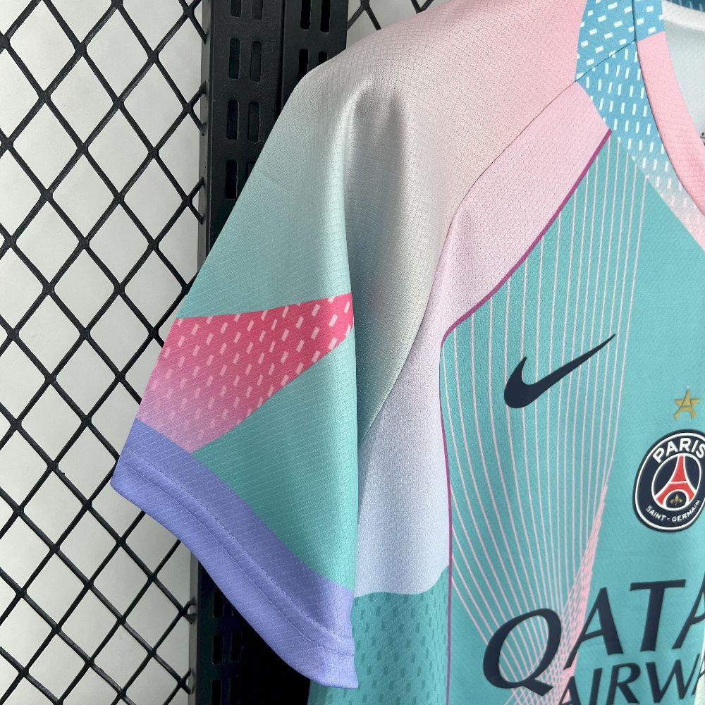 Maillot PSG concept 2025-26 de Le 12 -ème Maillot, maillot de football avec logo du Paris Saint-Germain, vue de face.