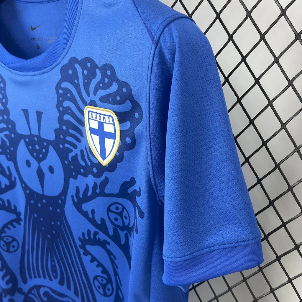 Maillot extérieur de la Finlande 2025-26, marque Le 12 -ème, avec design aux couleurs nationales, vue frontale.