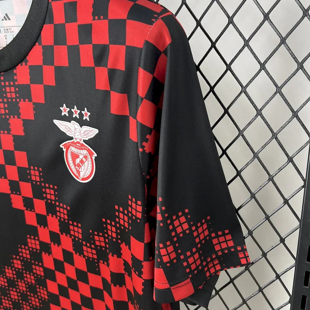 Maillot d'entraînement Benfica 2025-26 Le 12 -ème Maillot, logo et détails de l'équipe visibles sur le maillot.