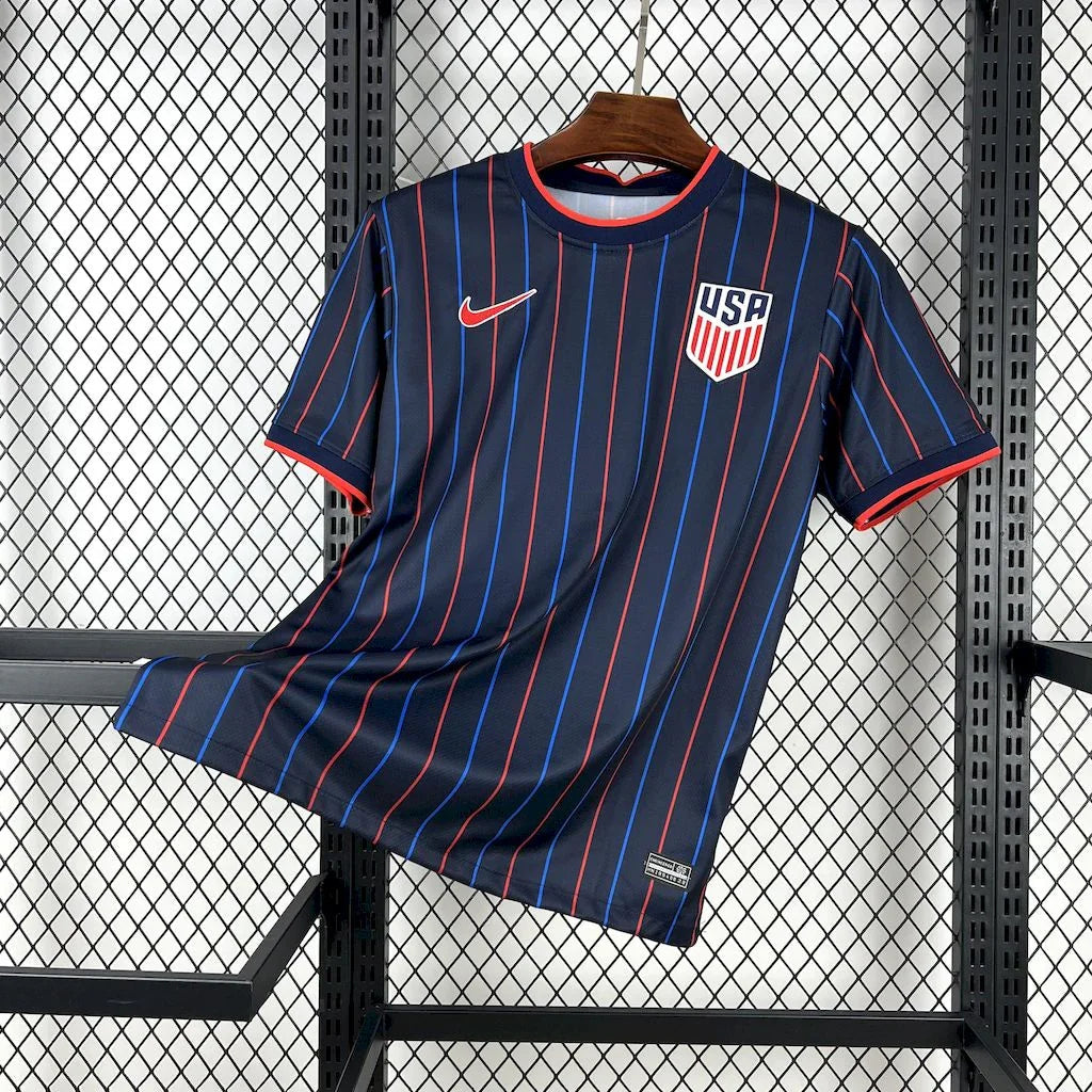 Maillot extérieur des États-Unis 2025-26 par Le 12, maillot de football avec logo et design sportif visible en détail.