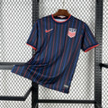 Maillot extérieur des États-Unis 2025-26 par Le 12, maillot de football avec logo et design sportif visible en détail.