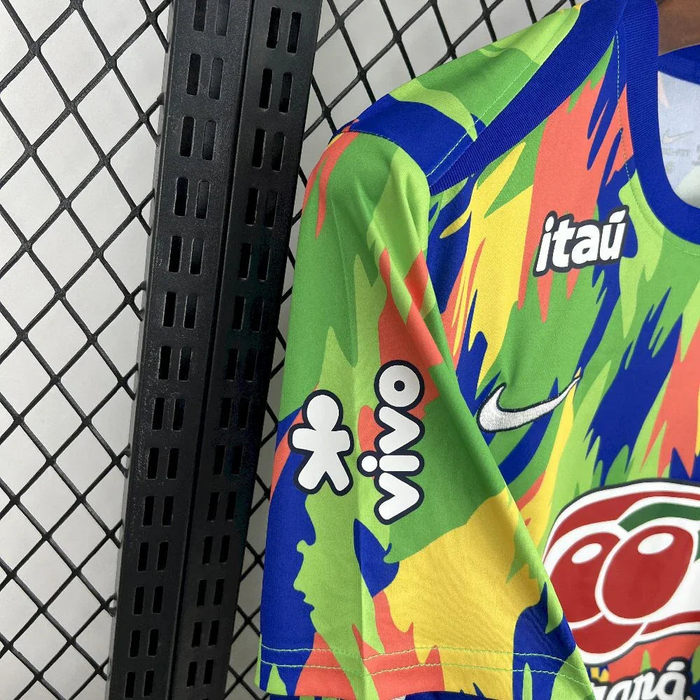 Maillot d'entraînement du Brésil 2025-26 de la marque Le 12, vue de face avec logo et détails colorés.