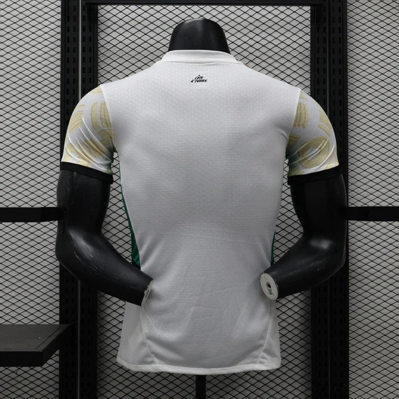 Maillot extérieur de la Côte d'Ivoire 2025, modèle officiel Le 12 -ème Maillot, avec les couleurs et le logo national.