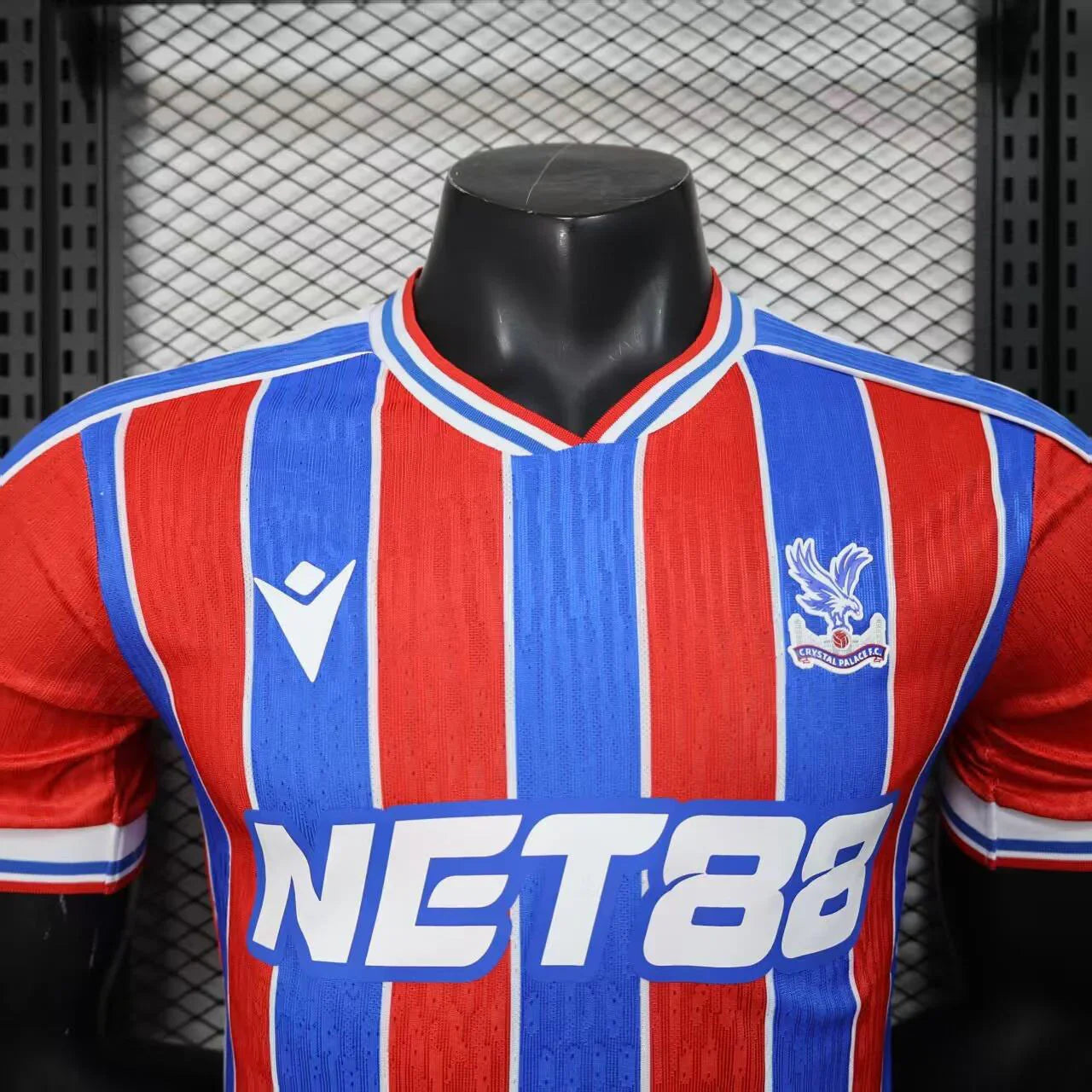 Maillot de football Crystal Palace 2025-26, marque Le 12 -ème Maillot, vue de face avec logo et design coloré.
