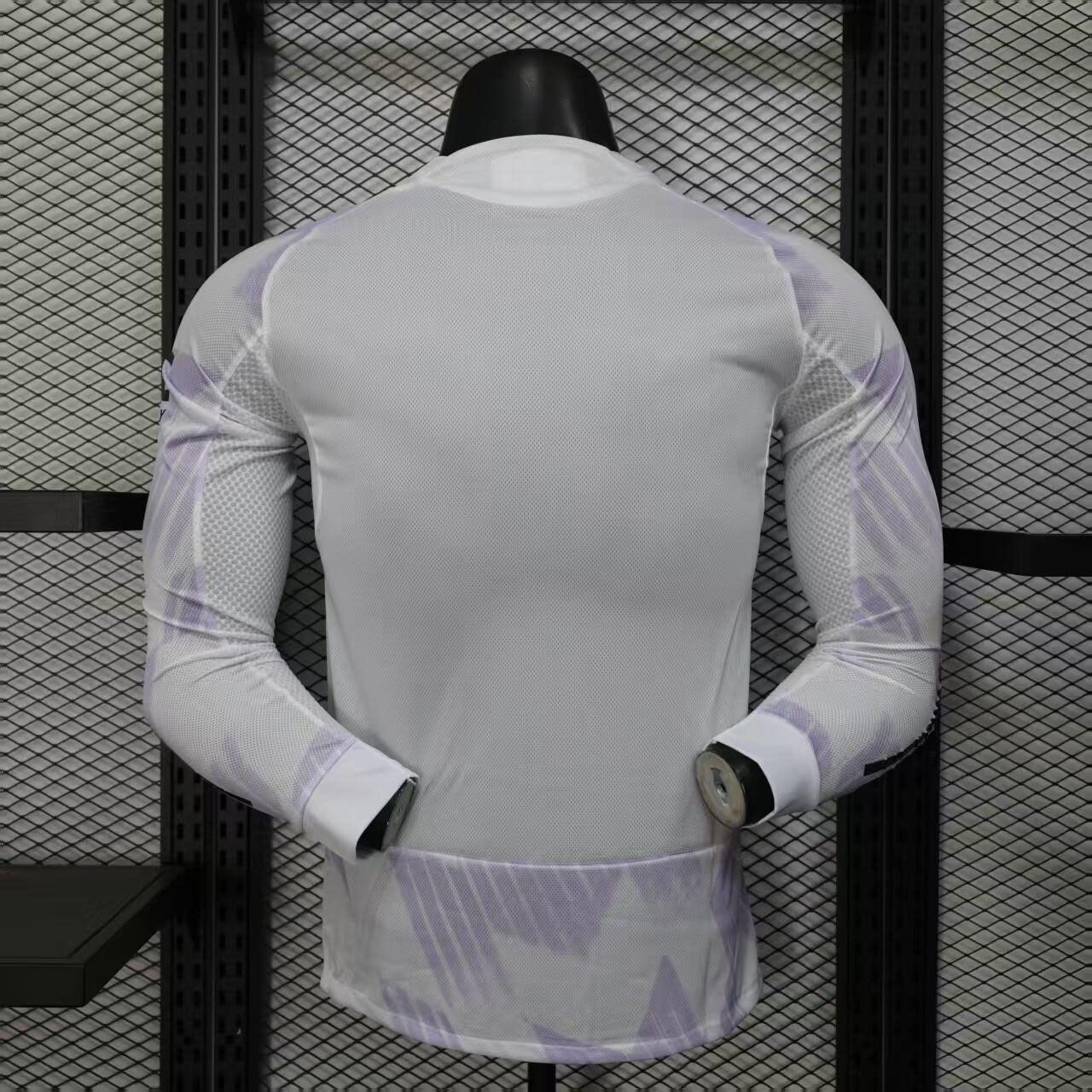 Maillot Manchester United manches longues 2025-26 Le 12 -ème Maillot, devant avec logo et motifs rouges et noirs.