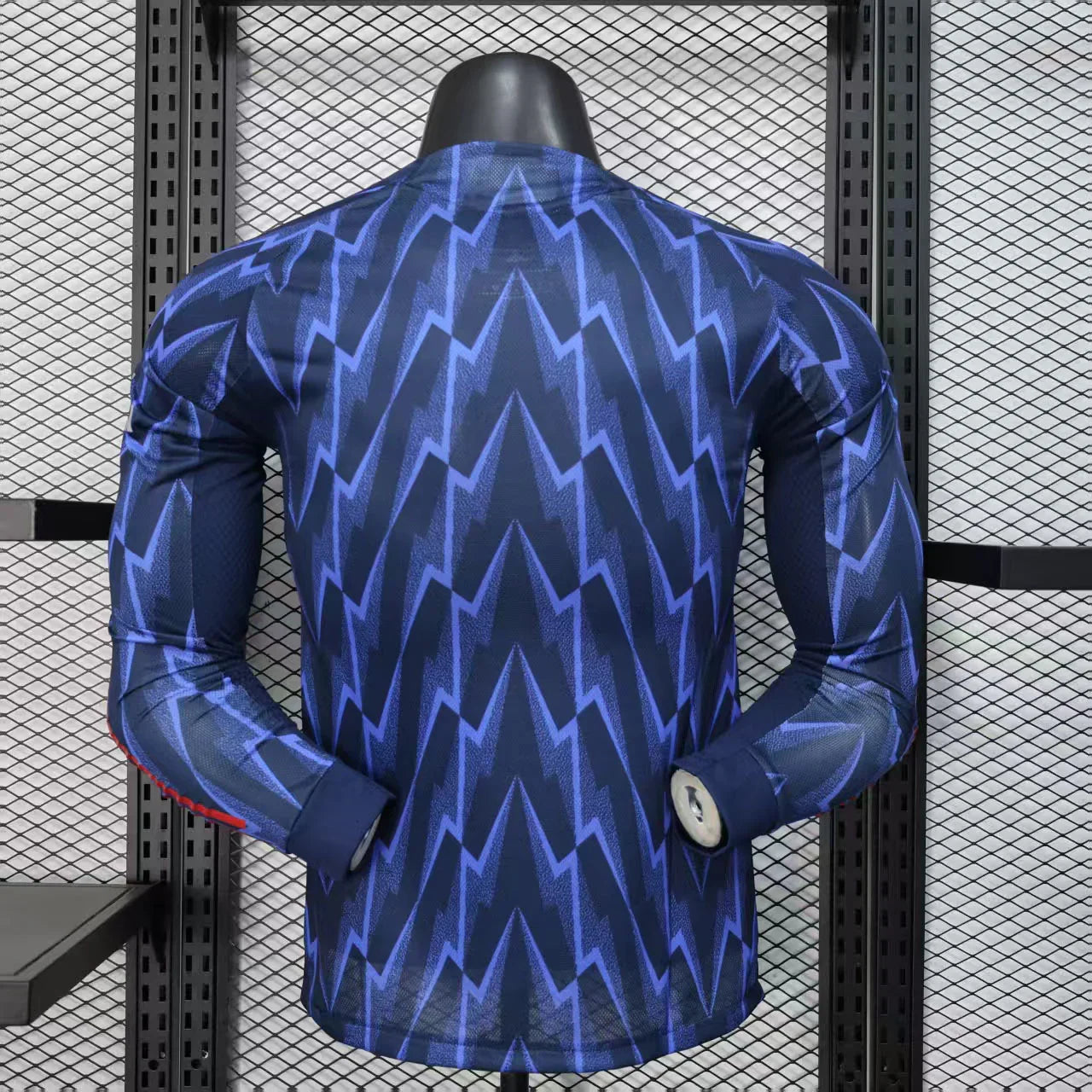 Maillot extérieur à manches longues de l'Arsenal 2025-26, marque Le 12 -ème Maillot, vue en gros plan.