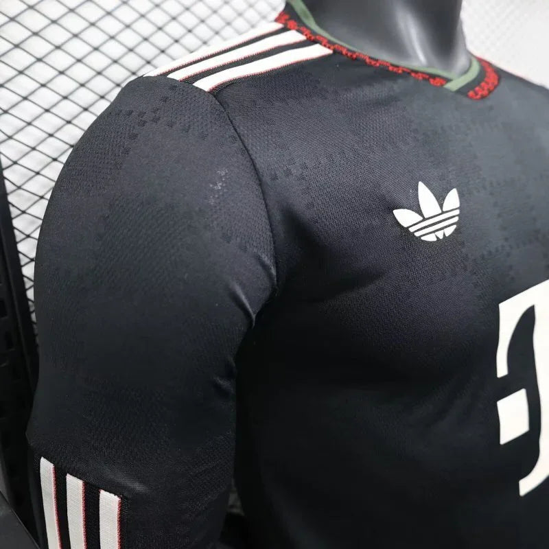 Maillot Bayern Munich 2025-26 de la marque Le 12 -ème Maillot, vue du devant avec logo et détails du maillot.