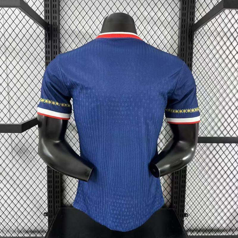 Maillot PSG concept 2025-26 de Le 12 -ème Maillot, vue front avec logo du club et design moderne, tissu en polyester.