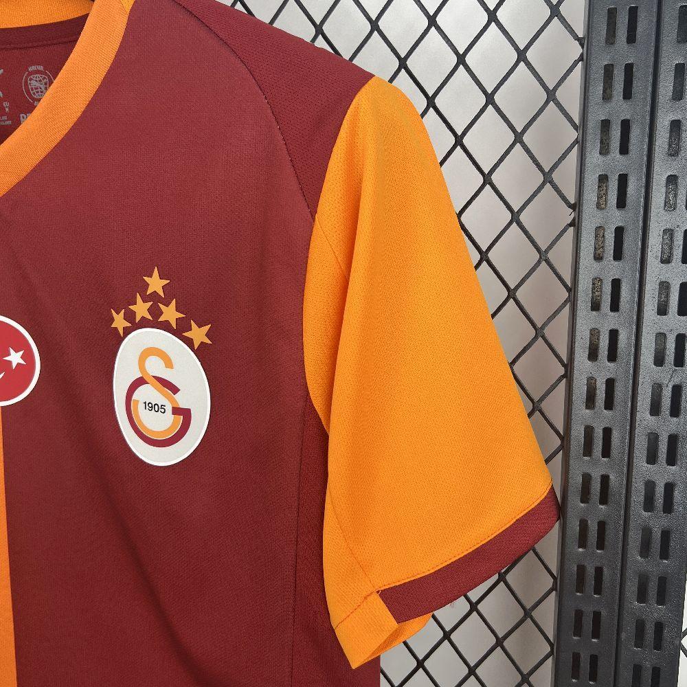 Maillot de football Galatasaray 2025-26, marque Le 12 -ème Maillot, en tissu bleu avec logo officiel sur la poitrine.