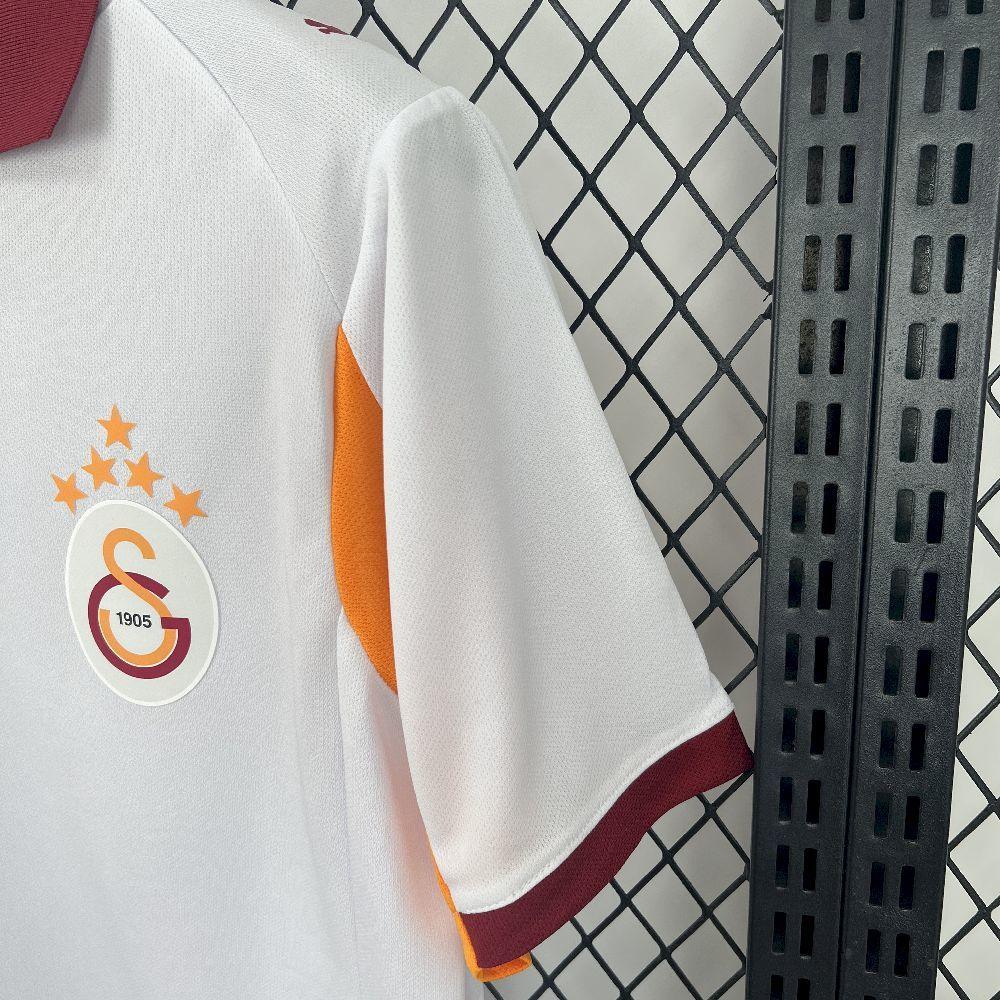 Maillot extérieur du Galatasaray 2025-26, marque Le 12 -ème Maillot, vue frontale avec logo et design du jersey.