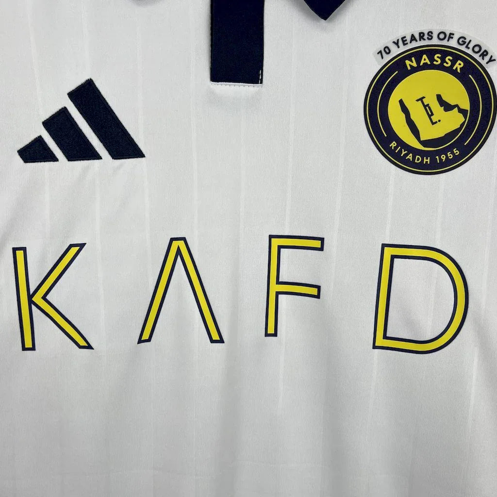 Maillot Al-Nassr 2025-26, maillot de football de la marque Le 12 -ème Maillot, vue de face avec logo et design moderne
