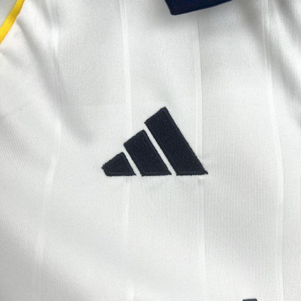 Kit enfant Al-Nassr 2025-26 de Le 12, maillot avec logo et détails colorés sur fond blanc, vue de face.