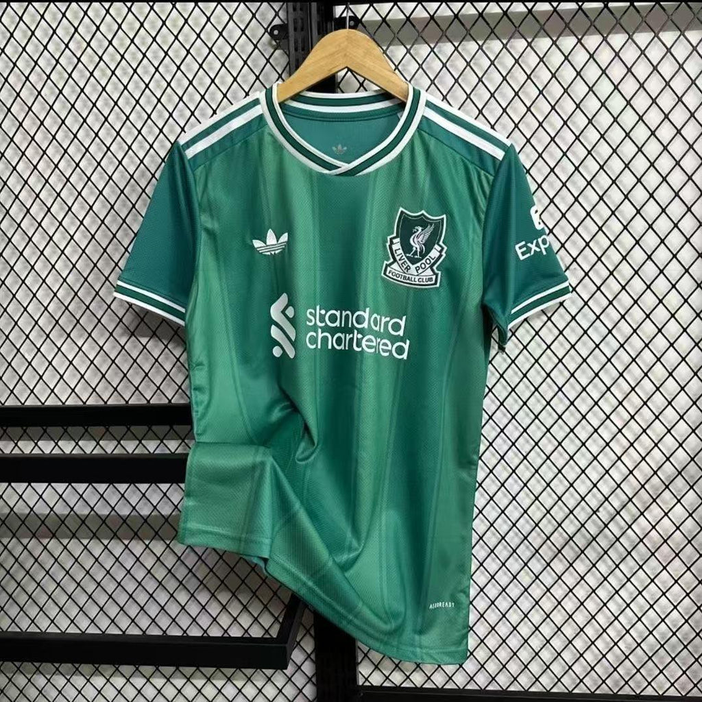Maillot Liverpool 2025-26 de la marque Le 12-ème Maillot, vue de face avec logo et design officiel.