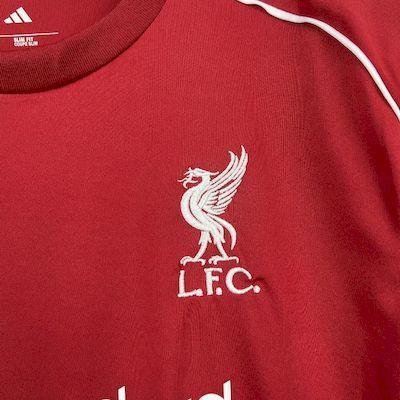 Maillot de football Liverpool 2025-26, marque Le 12 -ème Maillot, vue de face avec logo et détails du design.