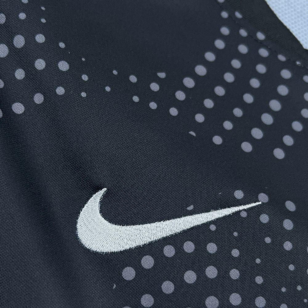 Maillot Sporting 2025-26 Le 12 -ème Maillot, maillot de football bleu avec logos et détails de l'équipe, vu de face.