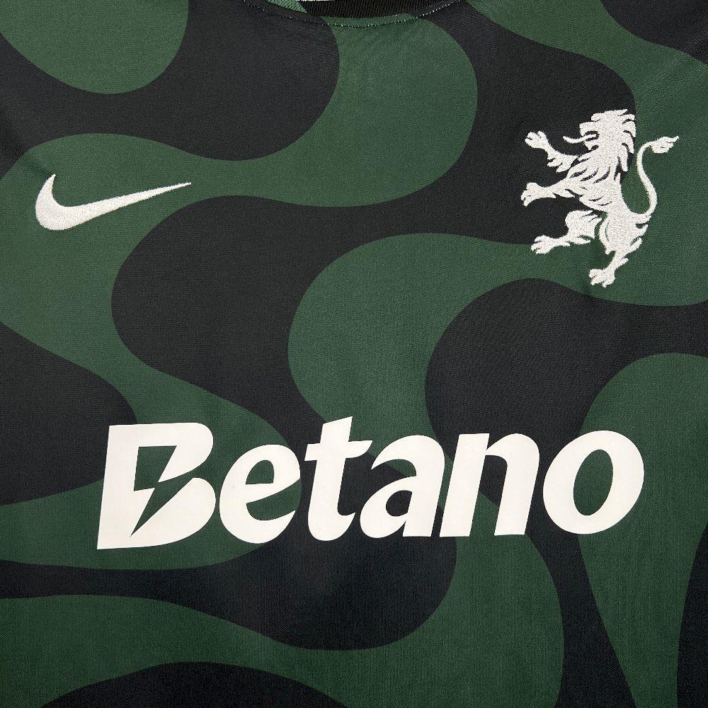 Maillot sportif Le 12 -ème Maillot 2025-26 avec design moderne et logo visible, porté sur un mannequin blanc.