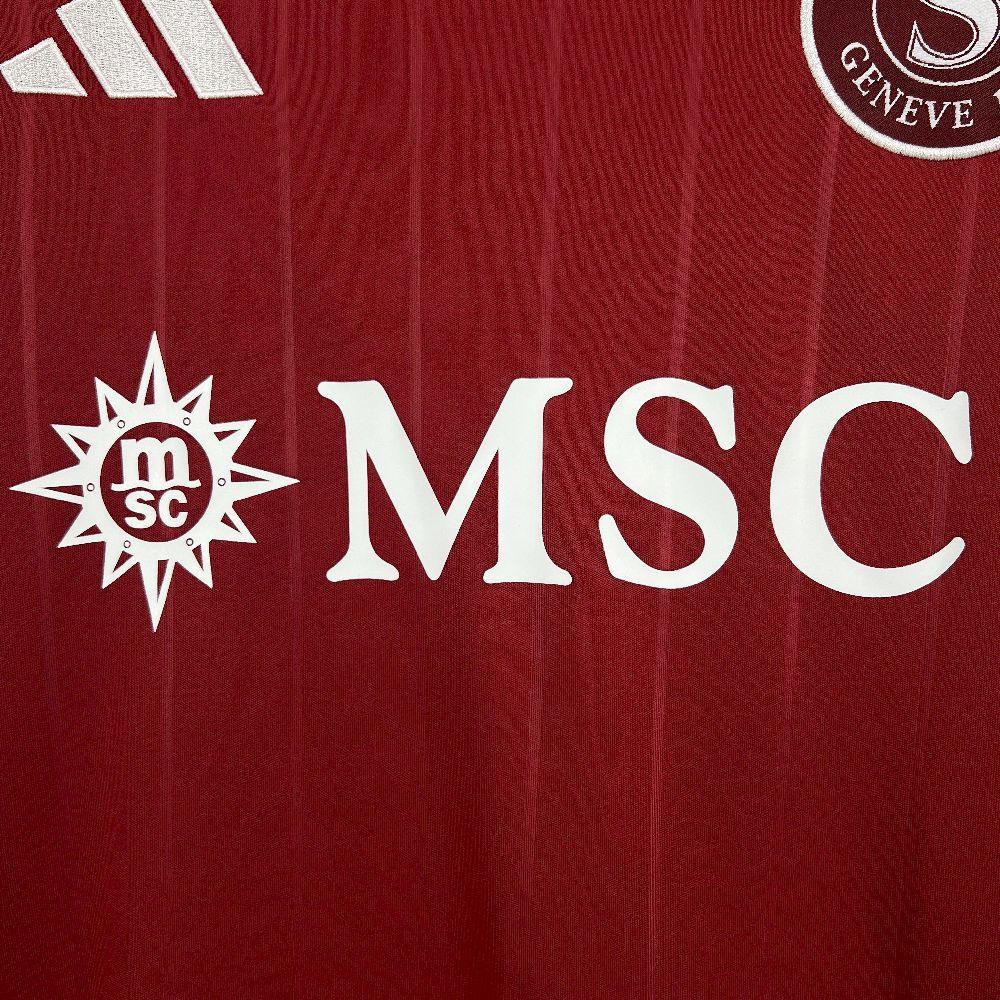 Maillot de football Servette FC 2025-26, en tissu bleu avec logo et détails du club, porté par un mannequin.