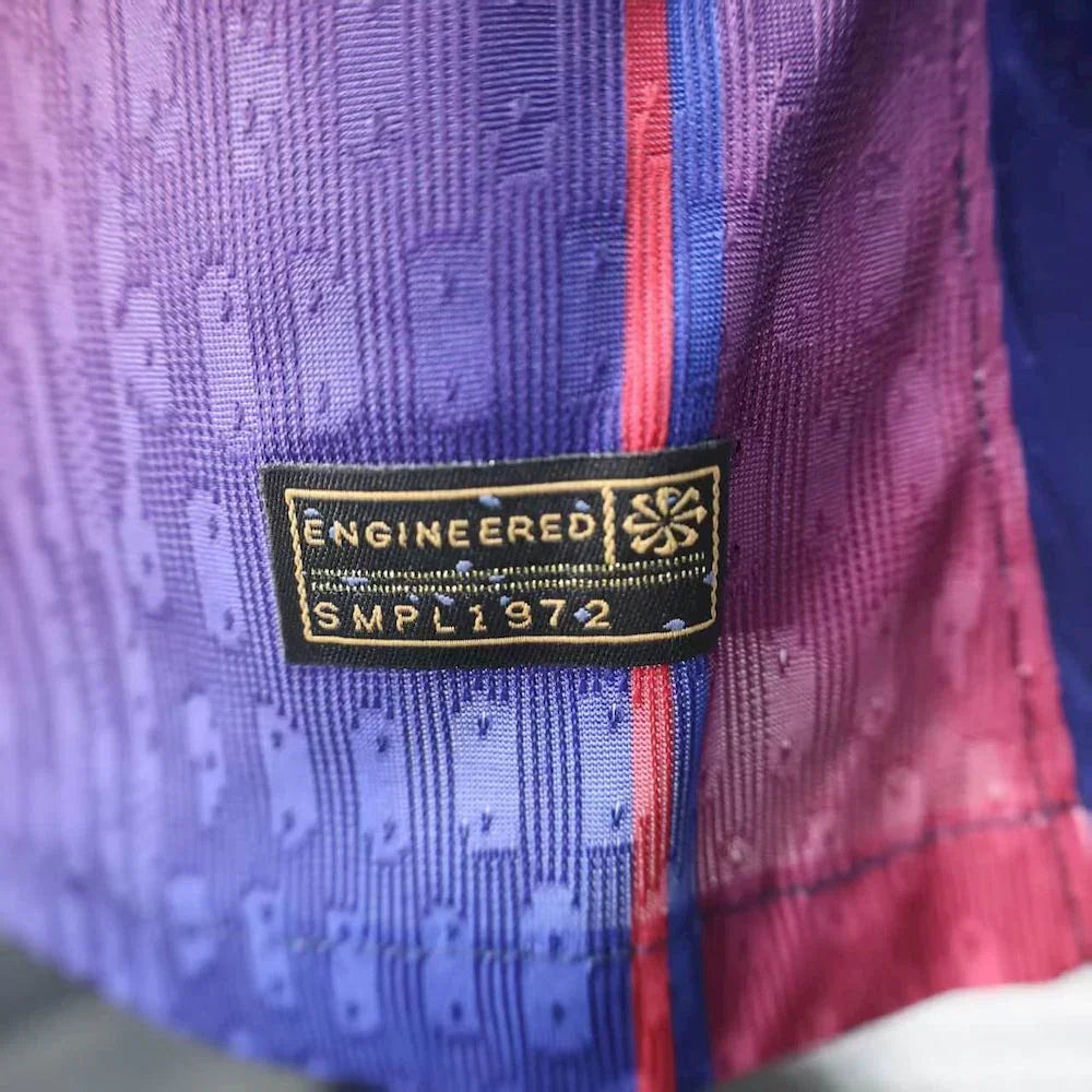 Maillot FC Barcelone manches longues 2025-26 Le 12 -ème Maillot, maillot de football bleu avec le logo du club.