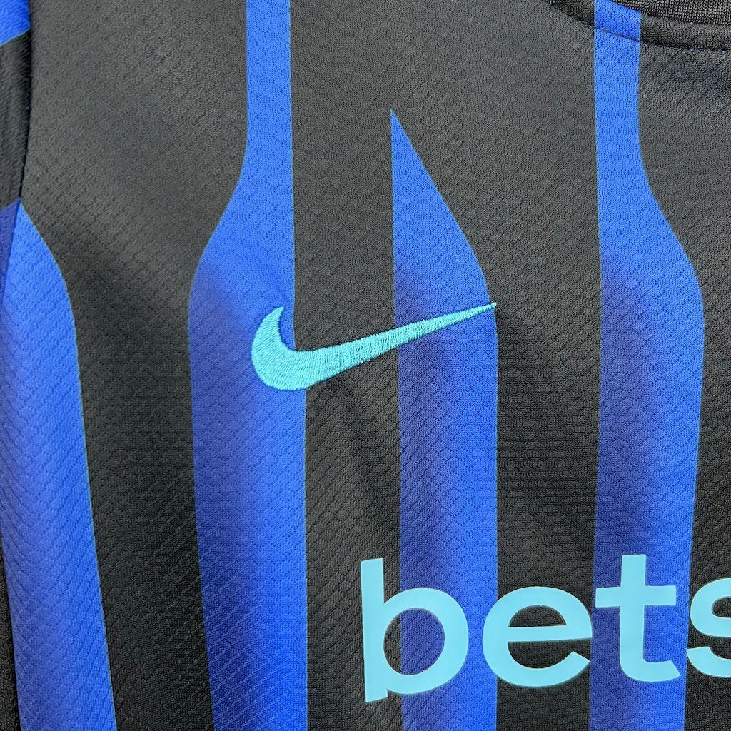 Kit enfant Inter Milan 2025-26 de Le 12 -ème Maillot, maillot bleu et noir avec logo du club et détails de l'équipe.