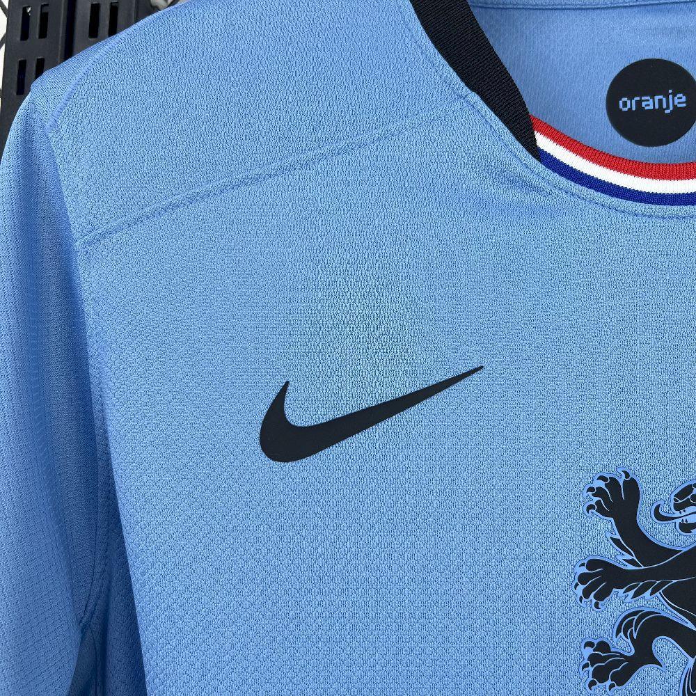 Maillot extérieur Pays-Bas 2025 Le 12 -ème Maillot, maillot de football orange avec logo des Pays-Bas, vue de face.