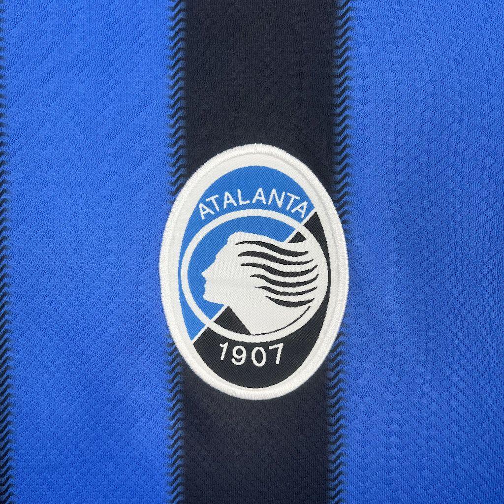 Maillot de football Atalanta 2025-26 de la marque Le 12-ème Maillot, vue de face avec logo et détails du maillot.